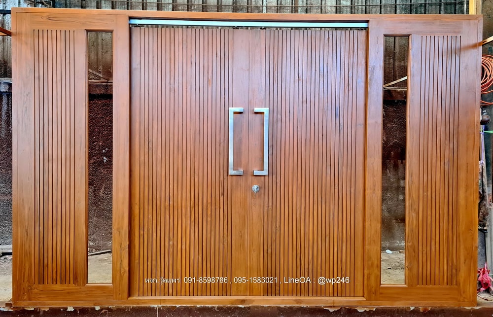 ประตูไม้สักพร้อมวงกบ